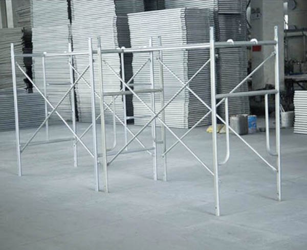 GI는 스캐 폴딩 프레임을 통과합니다