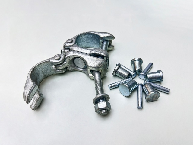 회전 커플러 캡 리벳