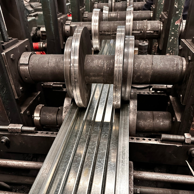 닫힌 강철 판자