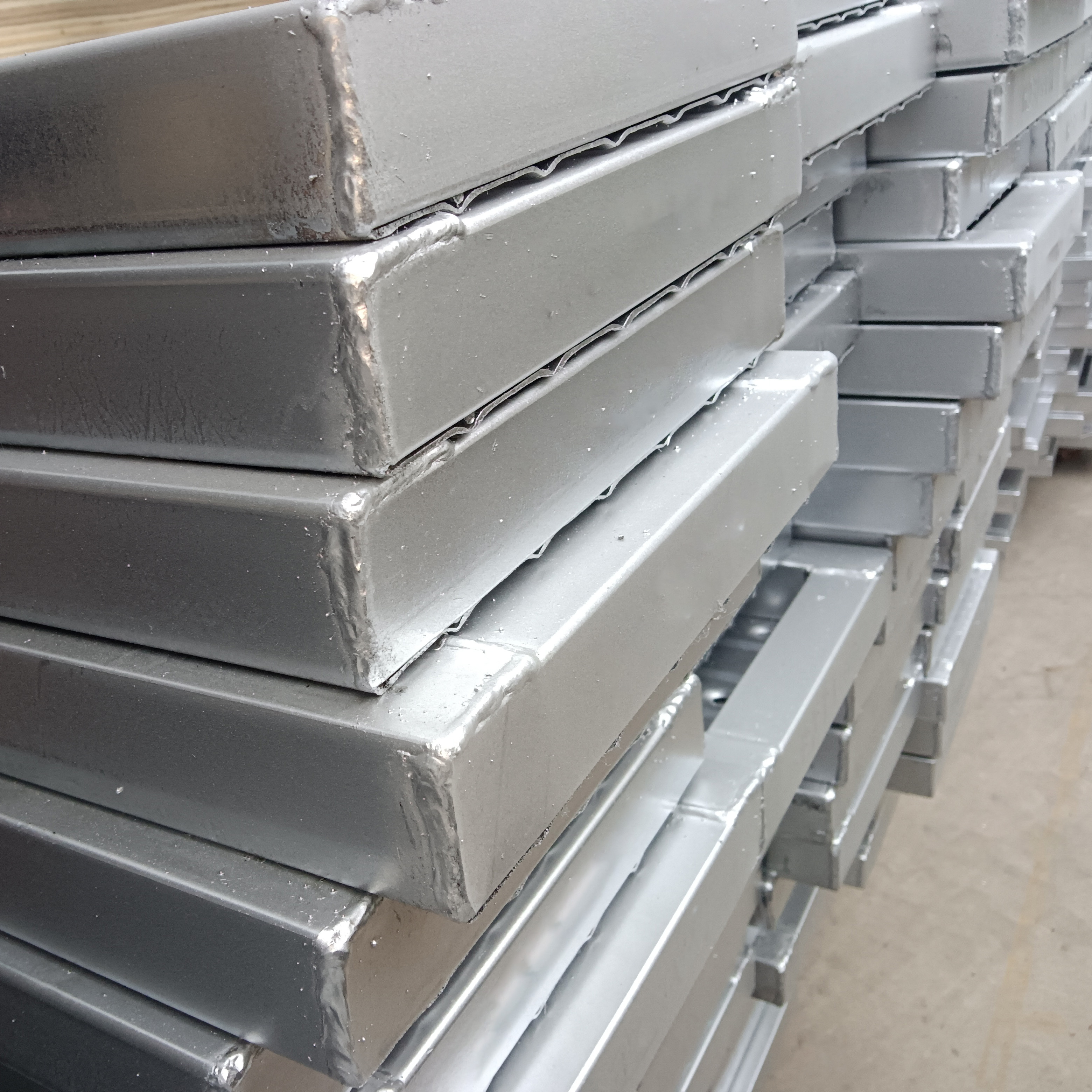 닫힌 강철 판자