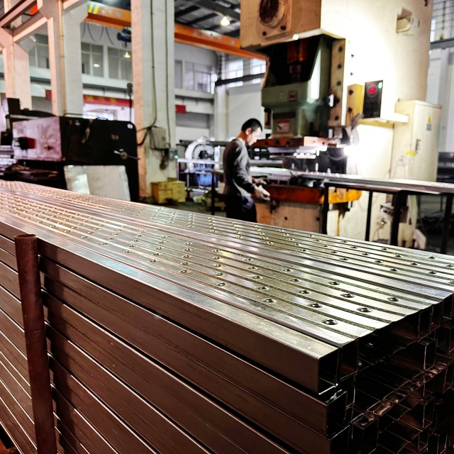 닫힌 강철 판자