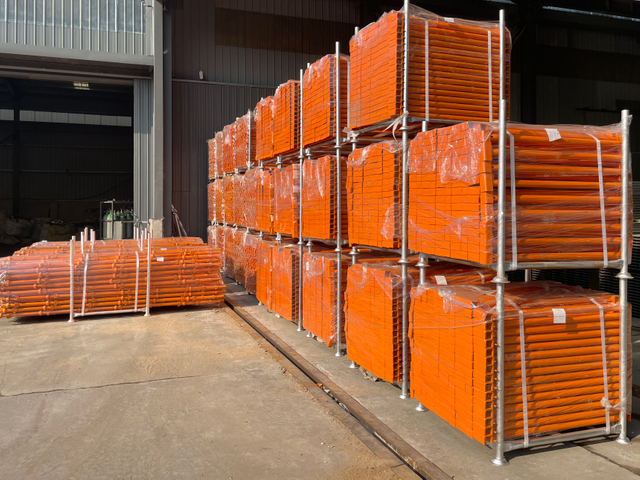 페인트 된 요리 스캐 폴딩 트랜섬