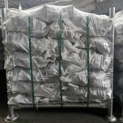 강철 팔레트가있는 짠 가방