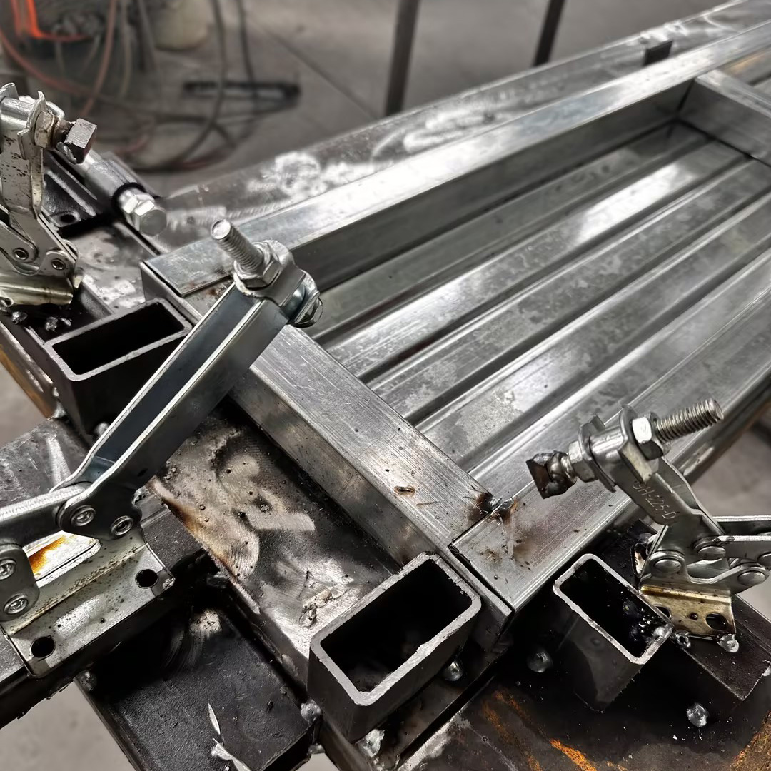 닫힌 강철 판자