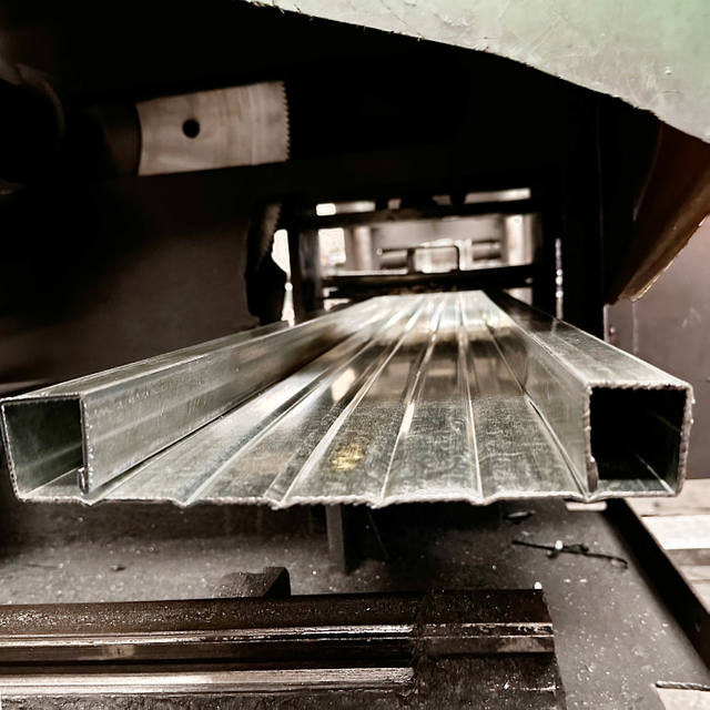 닫힌 강철 판자