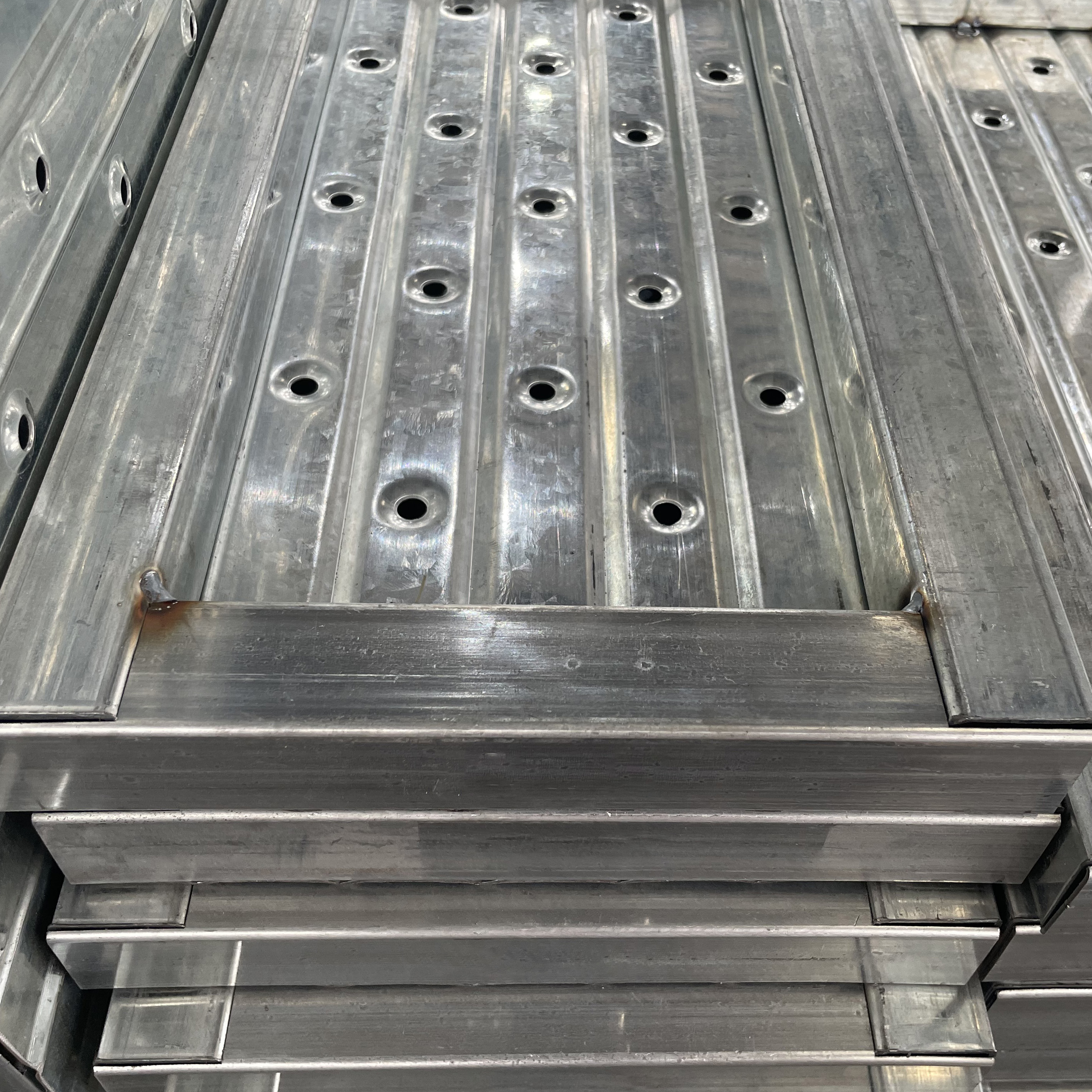 폐쇄 된 스틸 판자 