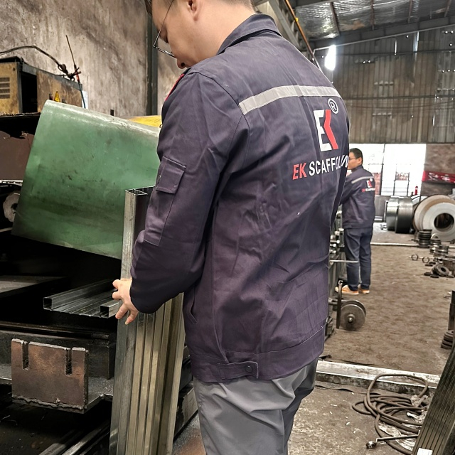 닫힌 강철 판자