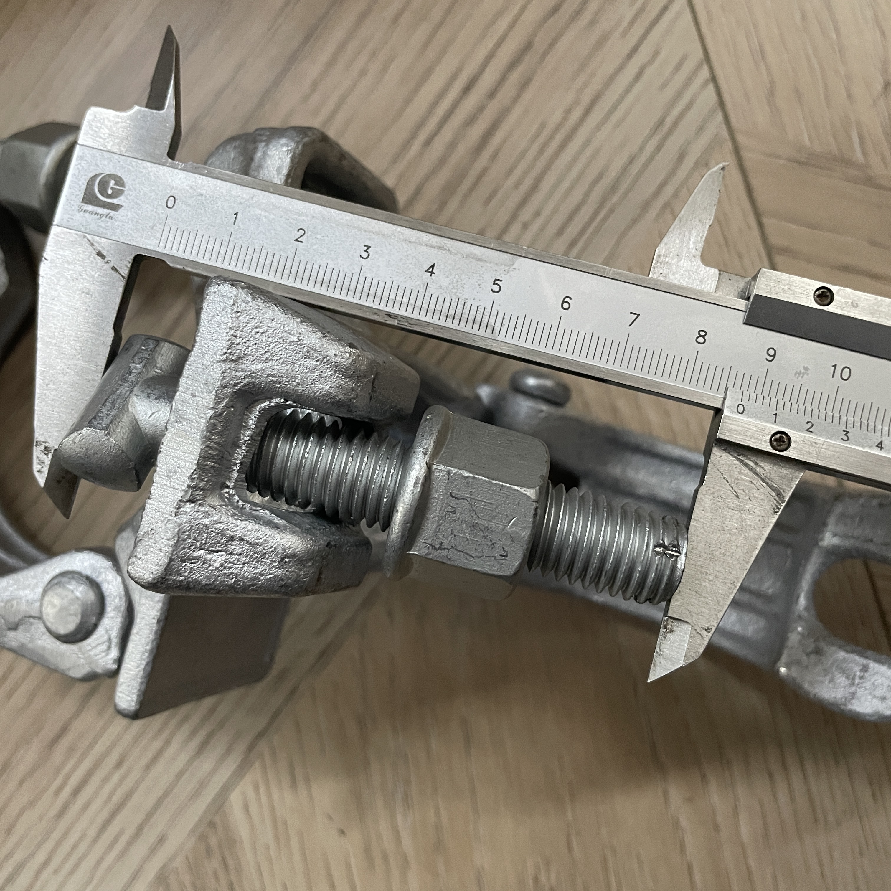 특수한 형태의 비계 클램프 