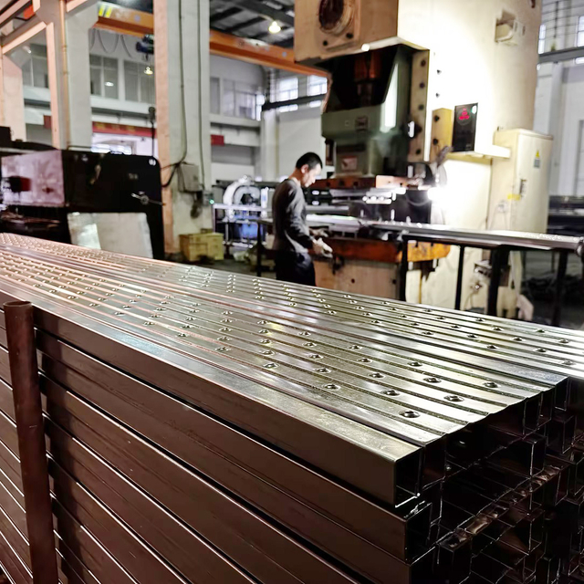 닫힌 강철 판자