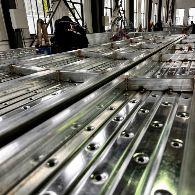 닫힌 강철 판자