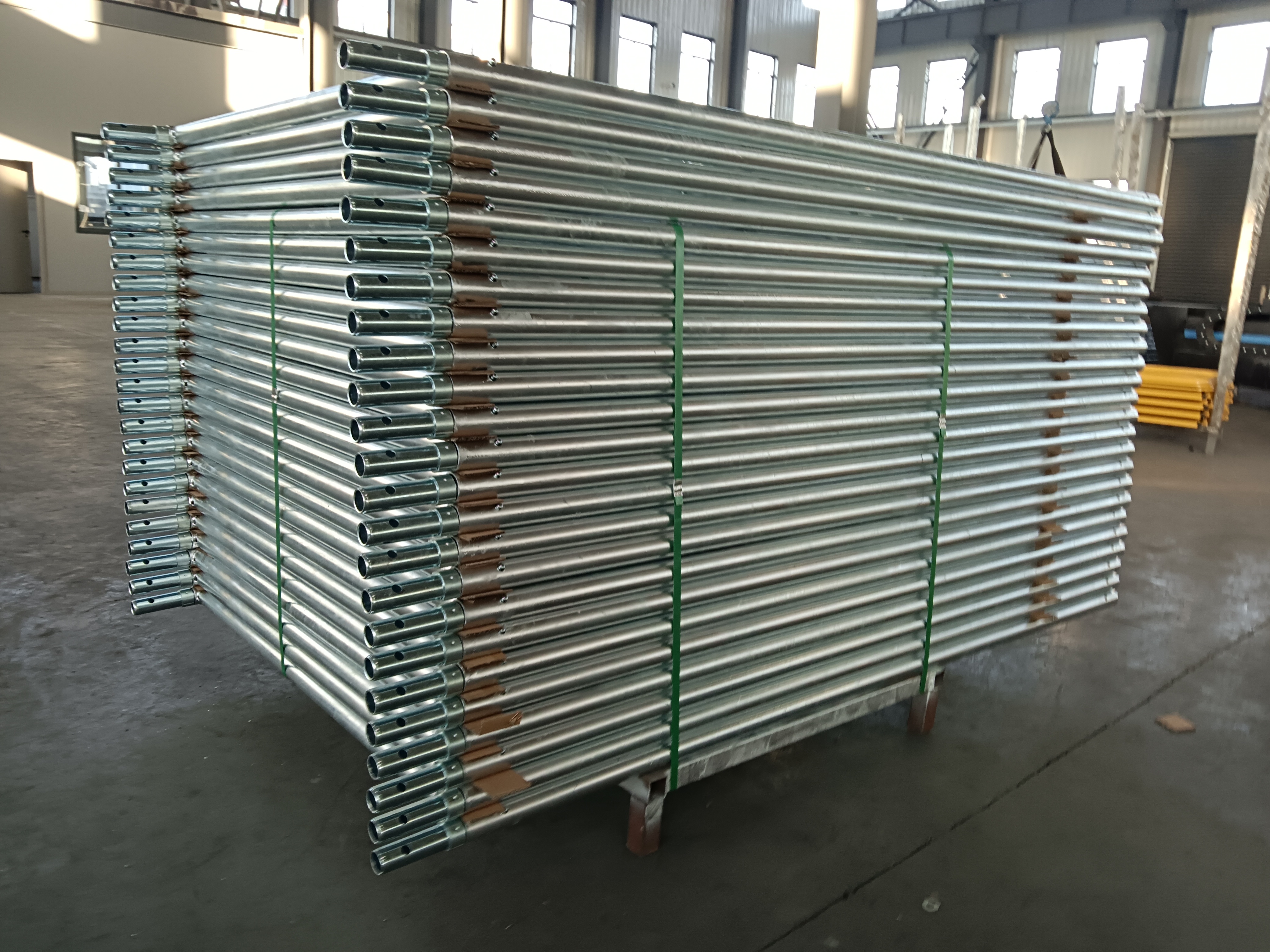 프레임을 통해 아연 도금을 걷습니다