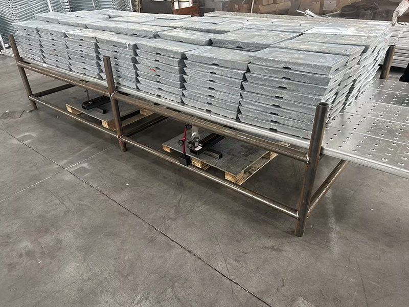 5.6톤의 하중을 받는 4미터 길이의 밀폐된 비계 판자의 변형 및 변위.