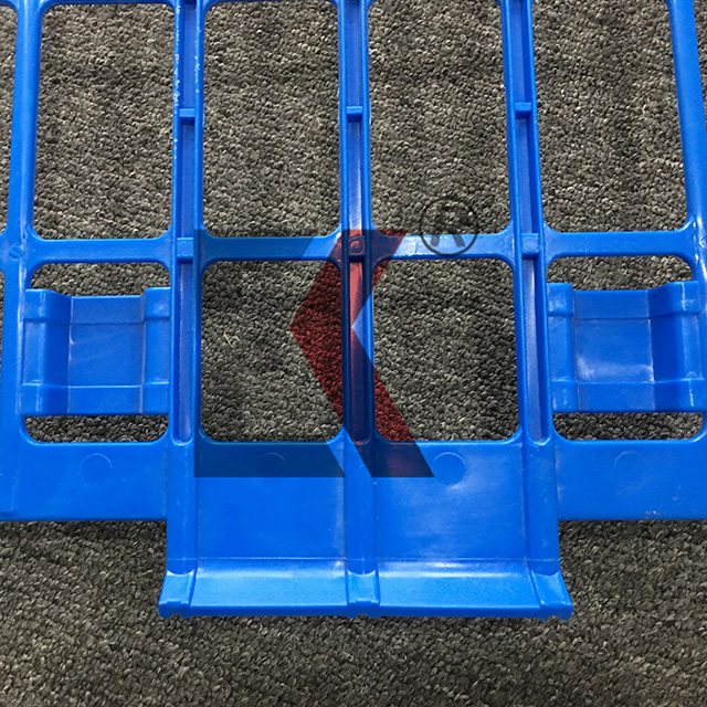 스프링 스캐 폴딩 게이트 