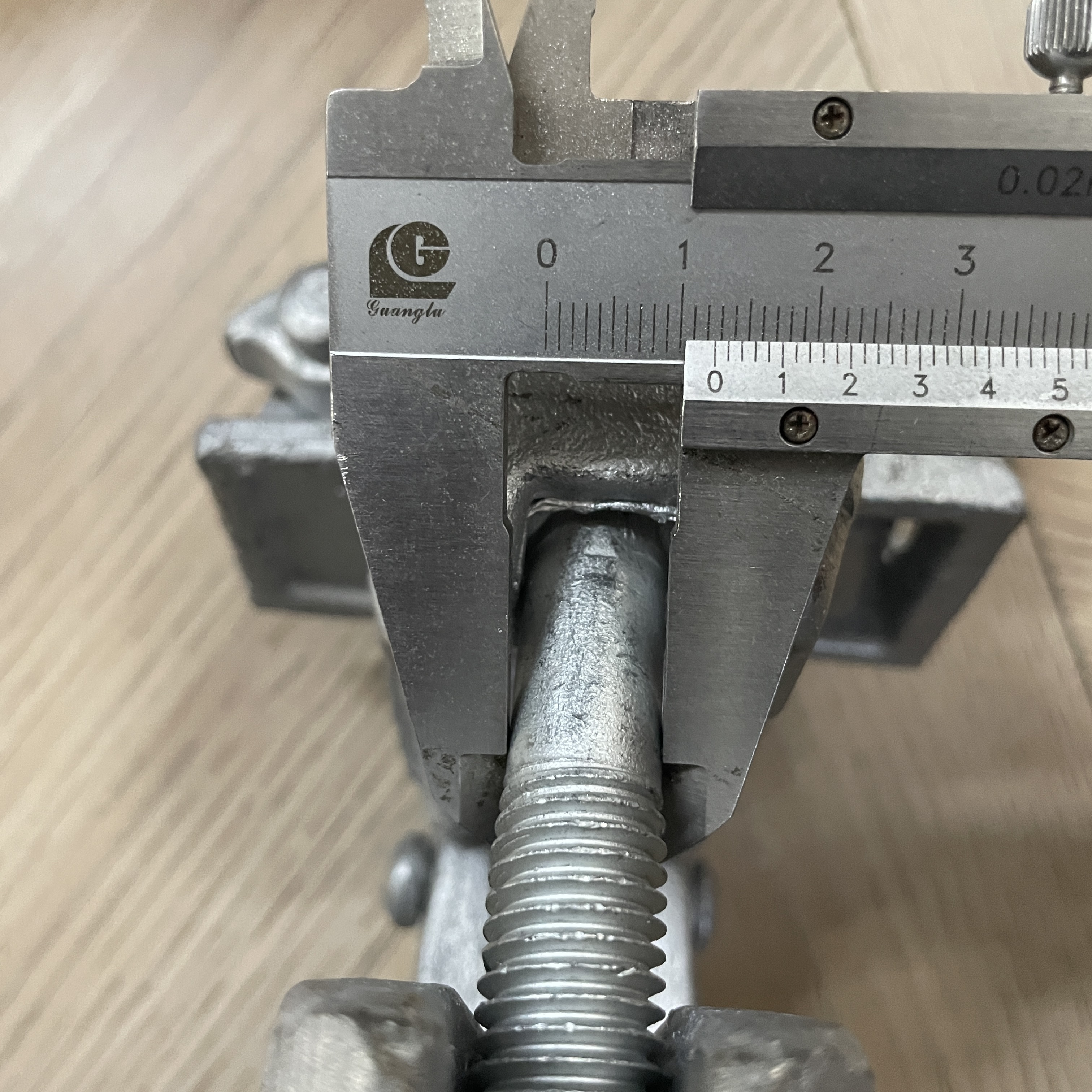 특수한 형태의 비계 클램프 