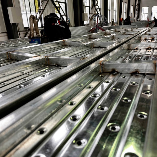 닫힌 강철 판자