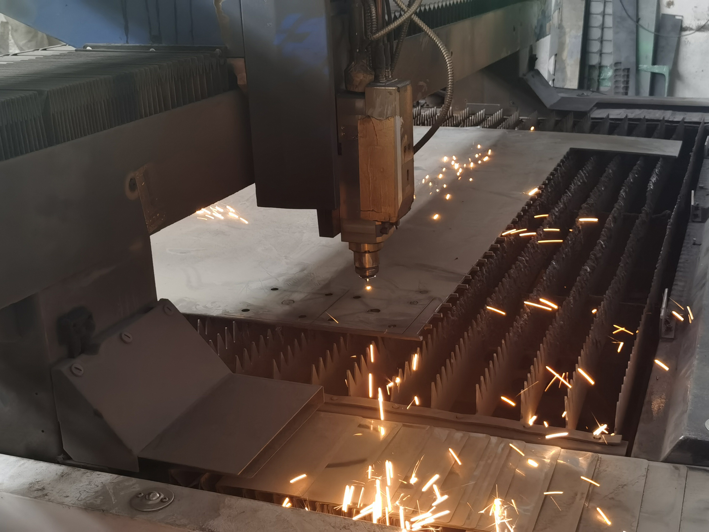 베이스 플레이트 절단 