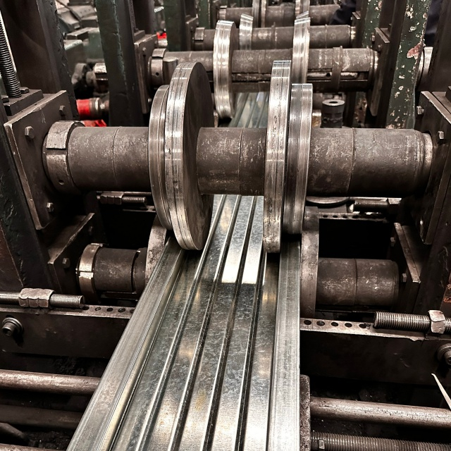 닫힌 강철 판자