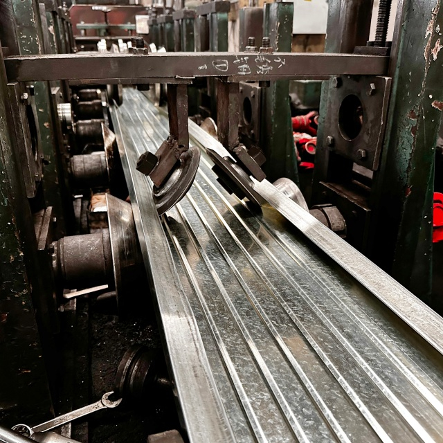 닫힌 강철 판자