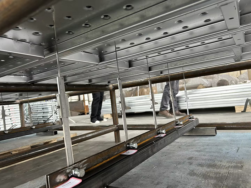 5.6톤의 하중을 받는 4미터 길이의 밀폐된 비계 판자의 변형 및 변위.