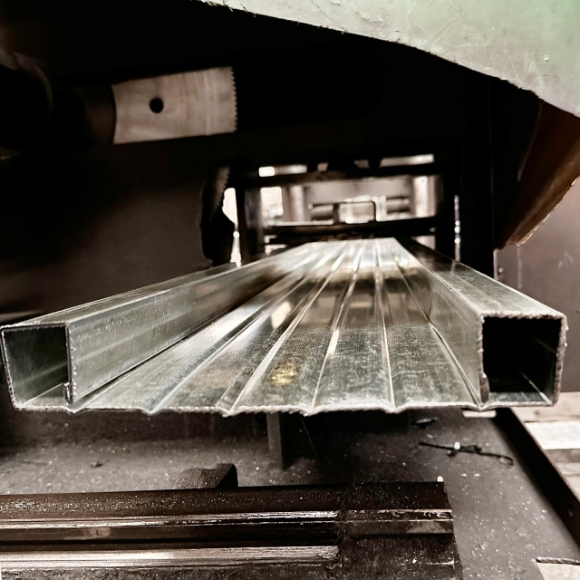 닫힌 강철 판자