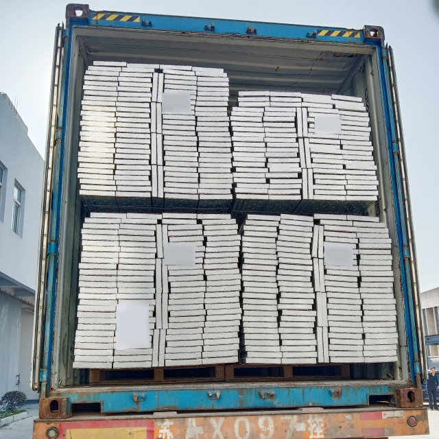 닫힌 강철 판자