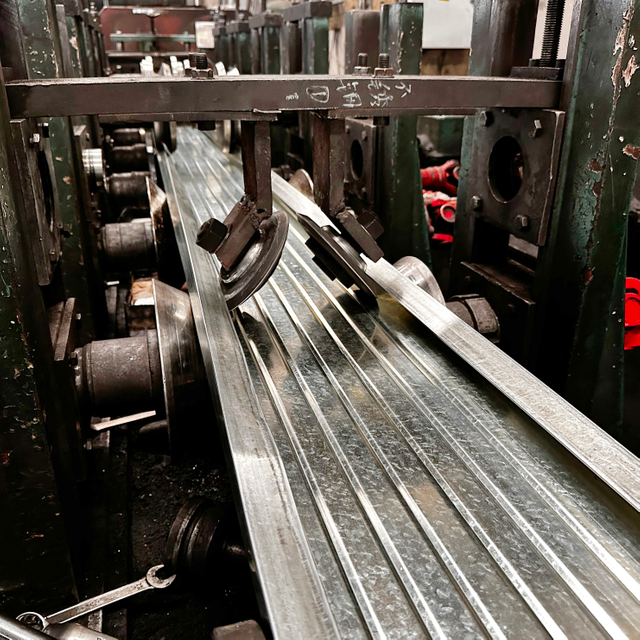 닫힌 강철 판자