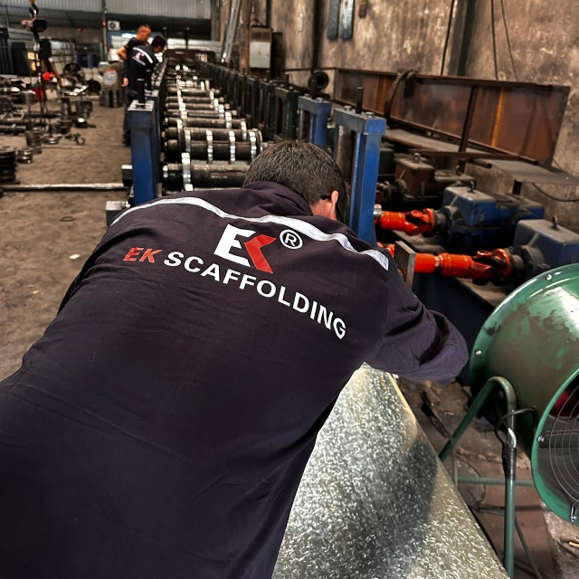 닫힌 강철 판자